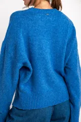Sweater celeste de punto con cuello redondo y mangas largas.