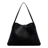 Cartera tote Guess modelo Sora, color negro, con cierre de cremallera lateral y logo triangular dorado en el frente. Incluye charm colgante con el nombre de la marca.