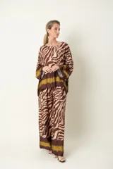 Pantalón palazzo de viscosa con estampado de cebra en tonos azul marino y beige, con detalles en marrón en la cintura y el ruedo.