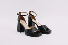 Sandalias de cuero color dorado con plataforma, tacón cuadrado y pulsera al tobillo.