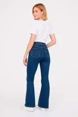 Pantalón jean color crudo, de corte oxford, tiro alto y cinco bolsillos.