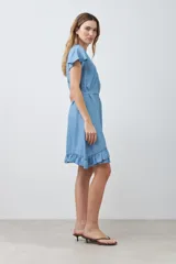 Vestido corto azul claro de lyocell, con corte cruzado, escote en V, mangas cortas con volados y lazo en la cintura.