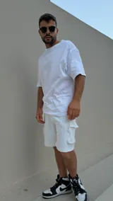 Remera blanca de algodón con estampado en serigrafía de caritas sonrientes amarillas.