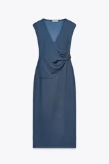 Vestido midi azul de sarga con escote pico cruzado y sin mangas. Tiene detalle de frunces delanteros y hebilla metálica.