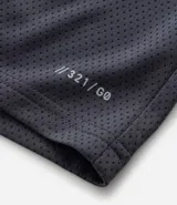 Bermuda masculina negra de microfibra con textura de perforaciones, cintura elástica ajustable con cordón y bolsillos.