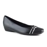 Zapato casual de cuero negro con detalle de hebilla plateada en el empeine y pequeño taco.