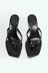 Sandalias de dedo negras con textura de cocodrilo, punta angular, tiras finas sobre el empeine y taco kitten.