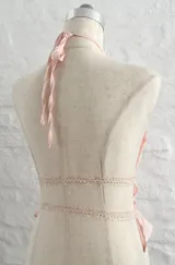 Top rosa de gasa con cuello halter y volados.
