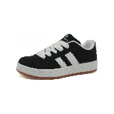 Championes urbanos color beige con detalles en marrón, cordones marrones y suela blanca con base marrón.