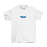 Remera gris con estampado en la espalda de un tiburón azul con anteojos de sol, mordiendo un neumático.