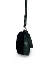 Cartera tipo hobo de cuero color marrón oscuro con acabado metalizado. Tiene correa de hombro corta y correa bandolera larga regulable.