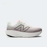 Championes de running New Balance Fresh Foam X 1080 V14, color blanco con detalles en gris y logo en marrón.