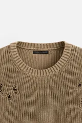 Sweater color marrón claro con efecto lavado ácido y roturas. De corte relajado, cuello redondo y mangas largas.
