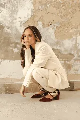 Zapato de tacón bajo color negro, con punta fina y tiras cruzadas sobre el empeine.