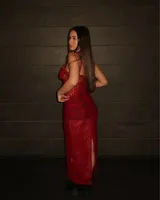 Vestido largo de encaje rojo con breteles finos y corte ajustado.