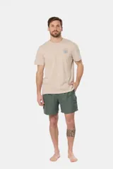 Short de baño color verde militar, con cintura elástica ajustable con cordón, bolsillos laterales tipo cargo y suspensor de malla fina.