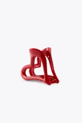 Pinza para el pelo roja con forma de corazón.