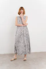 Vestido largo sin mangas de algodón con estampado animal print y escote redondo. Tiene bolsillos laterales y corte suelto.