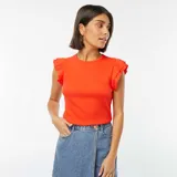 Camiseta roja de punto con cuello redondo y mangas cortas con volantes.