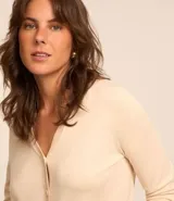 Cardigan negro de viscosa con escote en V y cierre frontal con botones.
