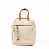Mochila de tela color beige con detalles en cuero marrón y charm colgante de cuentas de colores.