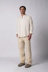 Camisa de lino negra con cuello mao y mangas largas.