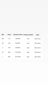 Vestido largo color celeste, con escote halter pronunciado, fruncido en la cintura y falda con abertura lateral y detalle de volados.