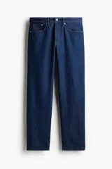 Pantalón de jean azul oscuro de corte recto y relajado, con cintura clásica y cinco bolsillos.