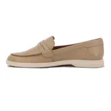 Mocasín color almendra de cuero sintético con suela baja.