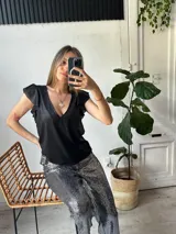 Blusa dorada con escote en V y mangas cortas con volados.
