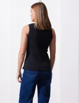 Musculosa negra de algodón, corte clásico con cuello redondo.