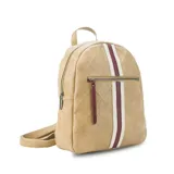Mochila color beige con diseño capitoneado, bolsillo frontal con cierre, asa de mano y correas regulables.