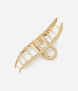 Pinza para el pelo dorada con forma ondulada. Accesorio de metal para sujetar el cabello.