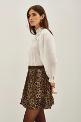Minifalda plisada con estampado animal print de leopardo, con volados en el dobladillo.