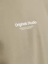 Buzo color arena de manga larga y cuello redondo, con logo "Originals Studio" estampado en el pecho.