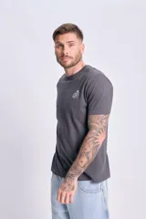 Remera gris de manga corta con estampa en la espalda que incluye el texto 'Fresh & Mellow', la frase 'Best enjoyed in the sun' y el dibujo de un jugo de naranja.