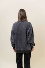 Sweater de mujer color lila con efecto lavado vintage, de calce oversize, cuello redondo y terminaciones acanaladas.