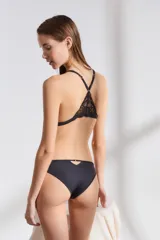 Conjunto de lencería negro, compuesto por un corpiño triangular con espalda de encaje y una bombacha clásica con detalle cut-out en la parte delantera.