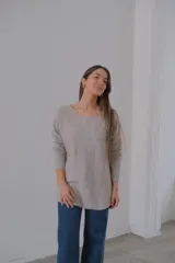 Sweater color beige de corte recto y cuello redondo.