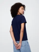 Remera azul marino de algodón con logo de GAP en forma de corazón color rojo.