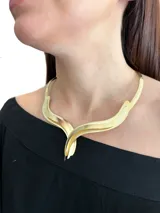 Collar corto rígido hecho artesanalmente en Grecia, en bronce enchapado en oro con acabado mate.