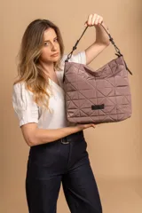 Cartera capitoneada color negro, con diseño geométrico y asa resistente. Amplia y cómoda, ideal para el uso diario.