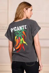 Remera gris de algodón con cuello redondo y mangas cortas con dobladillo. Estampado en la espalda con la palabra "PICANTE" en blanco y un dibujo de ajíes de colores.
