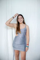 Vestido corto en color azul con detalles plateados, con escote irregular y cut out en la cintura.
