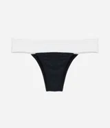 Conjunto de bikini de microfibra texturizada, con corpiño bandeau con breteles finos y bombacha con cintura ancha contrastante.