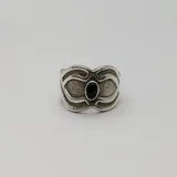 Anillo de plata 925 con diseño texturizado y piedra negra circular engarzada.