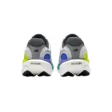 Championes New Balance Infinion 1080v15, color blanco con detalles en gris oscuro, verde lima y verde menta. Presentan una parte superior de malla transpirable, lengüeta y tirador del talón acolchados, y detalles reflectantes. La mediasuela incorpora la tecnología Infinion para una amortiguación y retorno de energía mejorados.