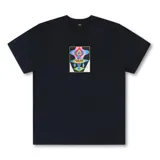Remera negra de manga corta con estampado rectangular en el frente con diseño abstracto en colores pastel y la palabra "FORMER" en la parte superior.