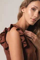 Musculosa marrón con escote en V y volados en los hombros.