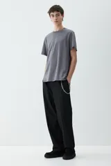 Remera gris de corte estándar, con cuello redondo ribeteado y bajo recto. Confeccionada con tejido funcional COOLMAX®, una fibra exclusiva de poliéster de secado rápido que elimina la humedad y regula la temperatura corporal.